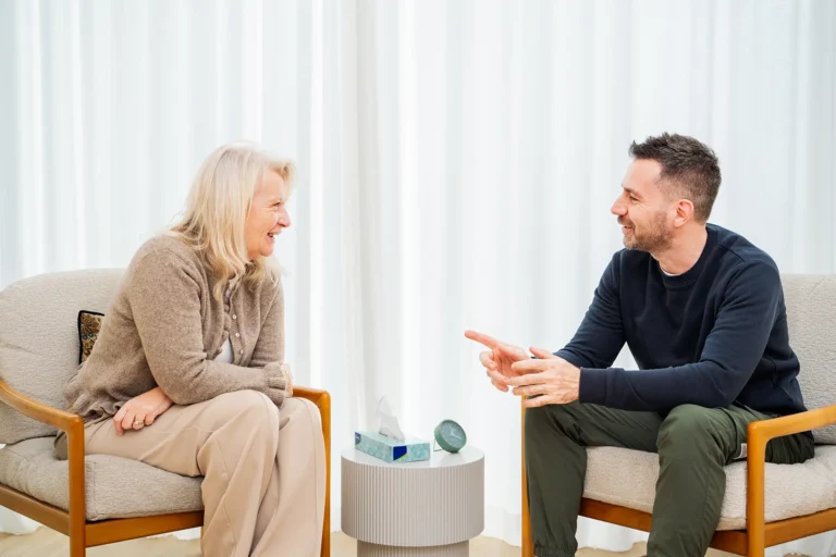 Vertrouwenspersoon en medewerker in een prettig gesprek