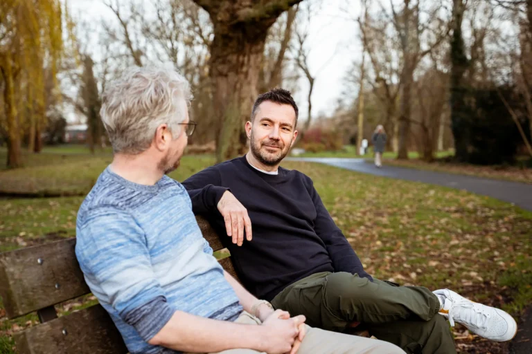 Een ontspannen gesprek op een parkbankje tussen een man en coach Sebastiaan van Hoofdsoep