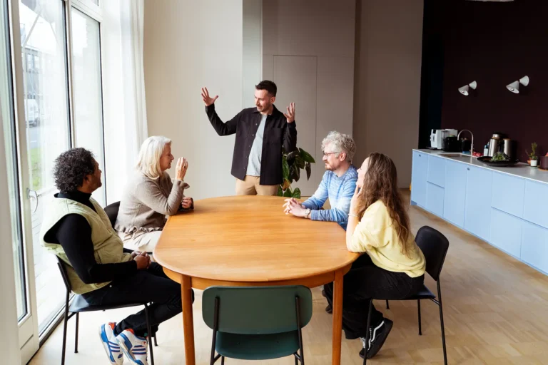 Trainer Sebastiaan de Witte bij een training van Hoofdsoep
