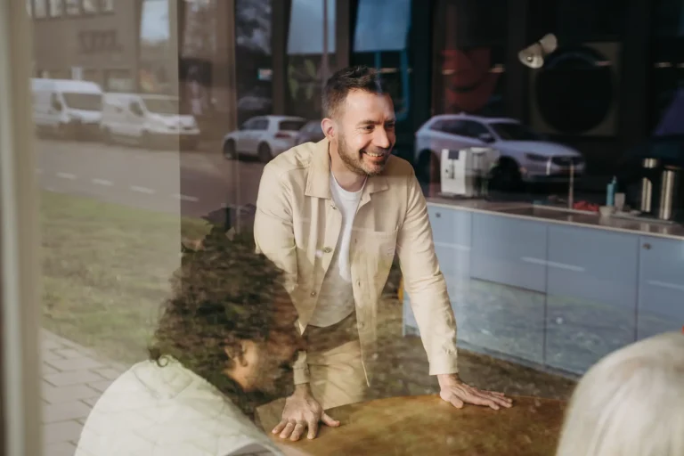 Trainer Sebastiaan de Witte bij een training van Hoofdsoep