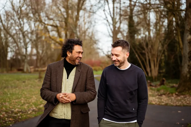 Gesprek tijdens een wandeling in een park met coach Sebastiaan van Hoofdsoep