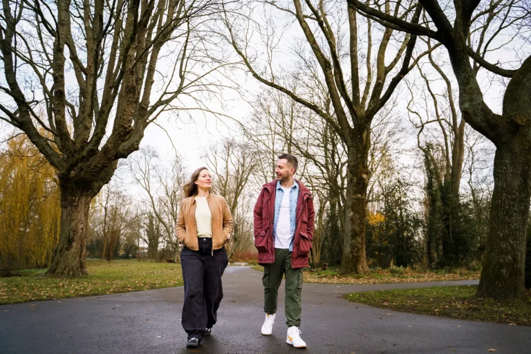 Ontspannen gesprek tijdens een wandeling in een park met coach Sebastiaan van Hoofdsoep