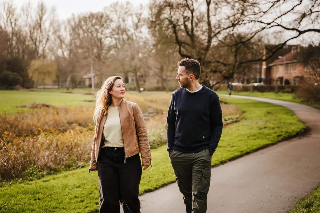 Ontspannen coachingsgesprek tijdens een wandeling in een park met coach Sebastiaan van Hoofdsoep