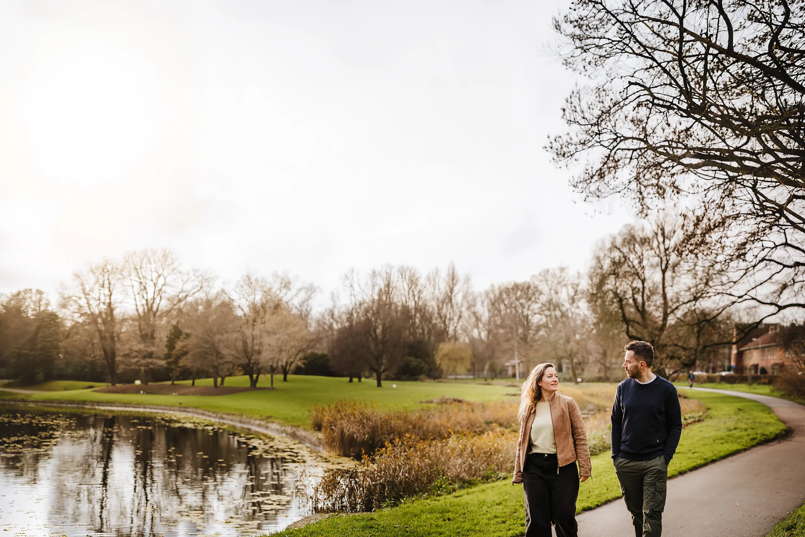 Ontspannen coachingsgesprek tijdens een wandeling in een park met coach Sebastiaan van Hoofdsoep