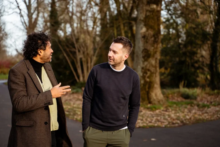 Gesprek tijdens een wandeling in een park met coach Sebastiaan van Hoofdsoep